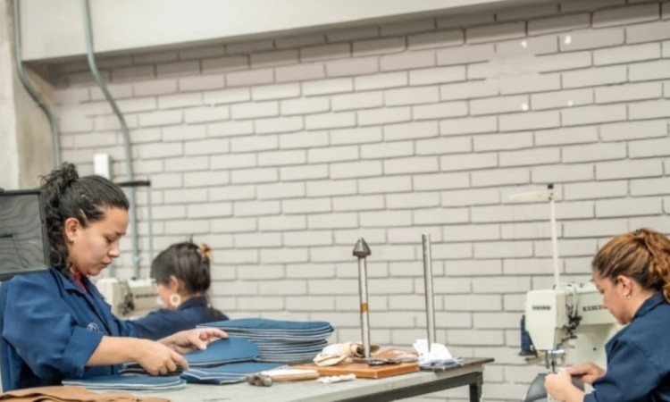 Foto de dos mujeres trabajando en una empresa de textiles.