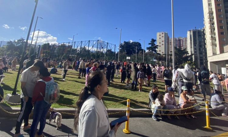 Foto de un ejercicio de evacuación en Bogotá.