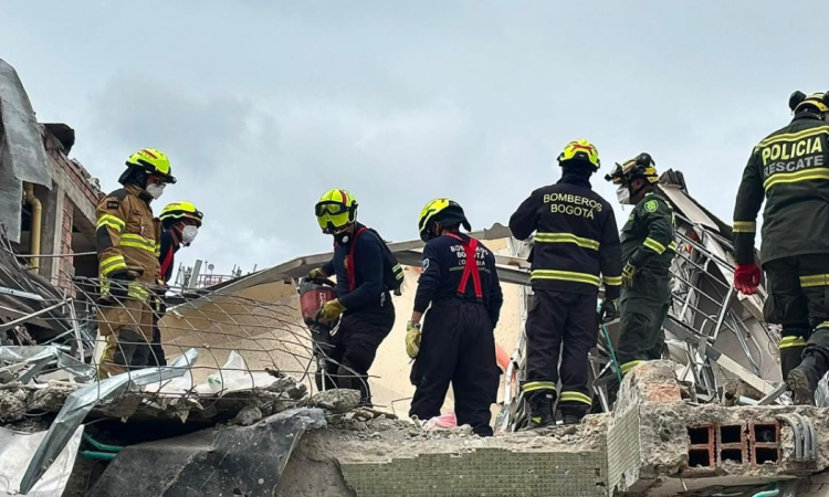 Foto de el Cuerpo Oficial de Bomberos de Bogotá apoyando en los escombros