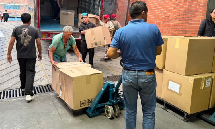 Foto de cargue de insumos médicos a camiones para su traslado desde Bogotá a zonas afectadas por el terremoto.