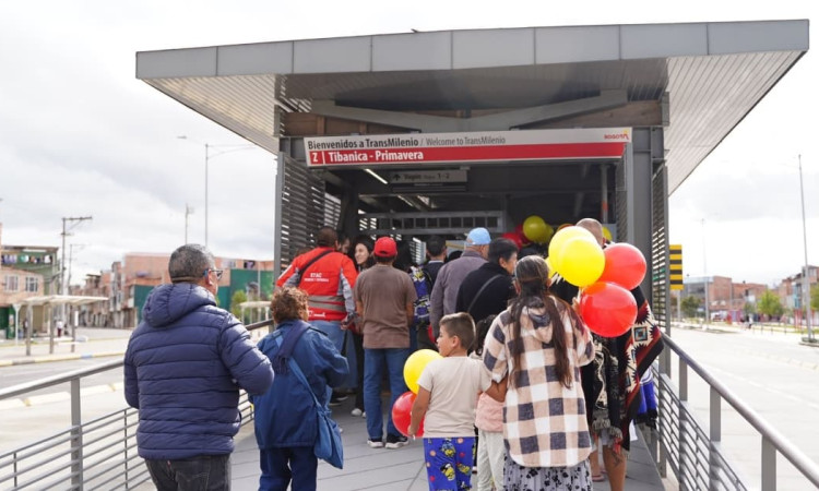 Foto de una de las nuevas estaciones de TransMilenio en Bogotá en operación en avenida Ciudad de Cali.