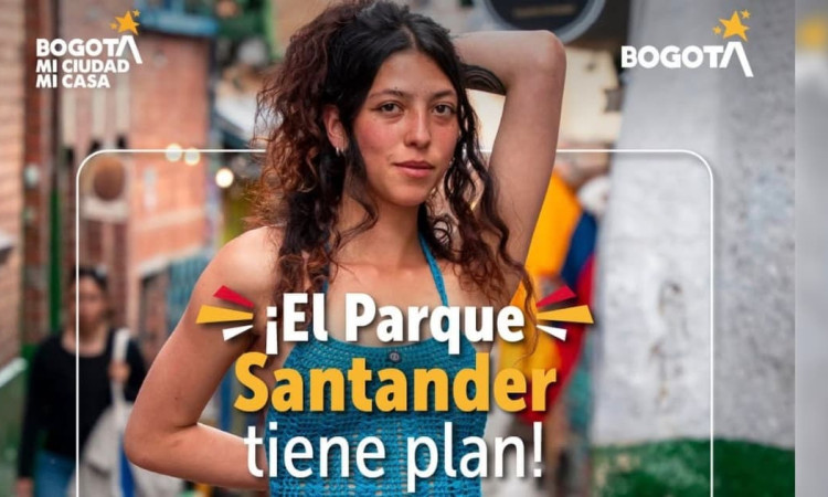 Foto de una mujer vendedora informal como modelo de ropa en Bogotá.
