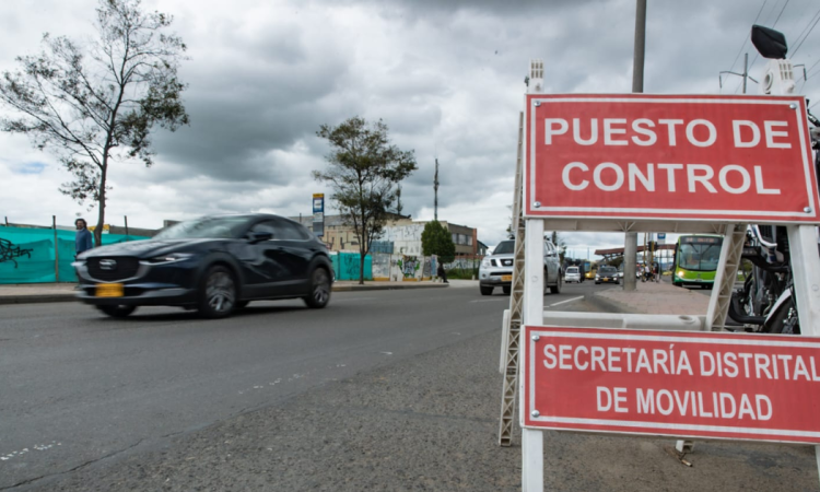 Foto que muestra vehículos andando por las calles