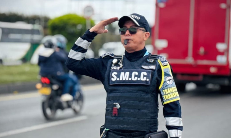 Foto de un agente de tránsito en una de las vías de Cundinamarca.