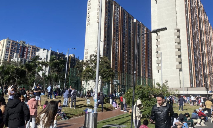 Foto de un ejercicio de evacuación de edificios en Bogotá.