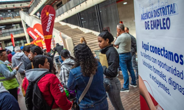 Foto de una feria de empleo en Bogotá.