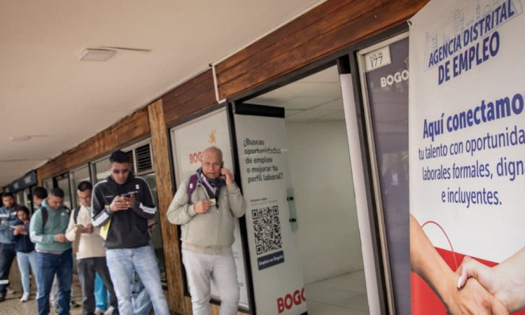 Foto de bogotanos y bogotanas accediendo a la sede de la Agencia Distrital de Empleo en Bogotá.
