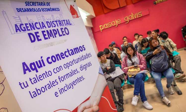 Foto de una feria de empleo en Bogotá.