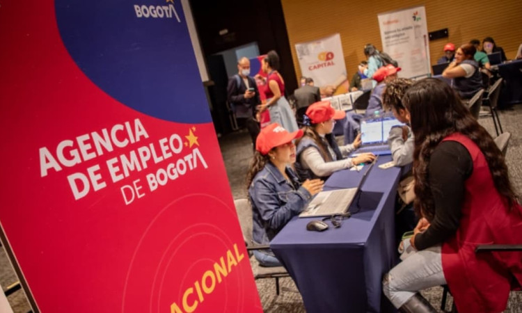 Foto de una feria de empleo en Bogotá.