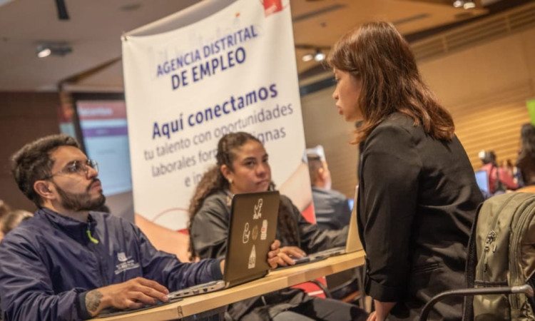 Foto de una feria de empleo en Bogotá.