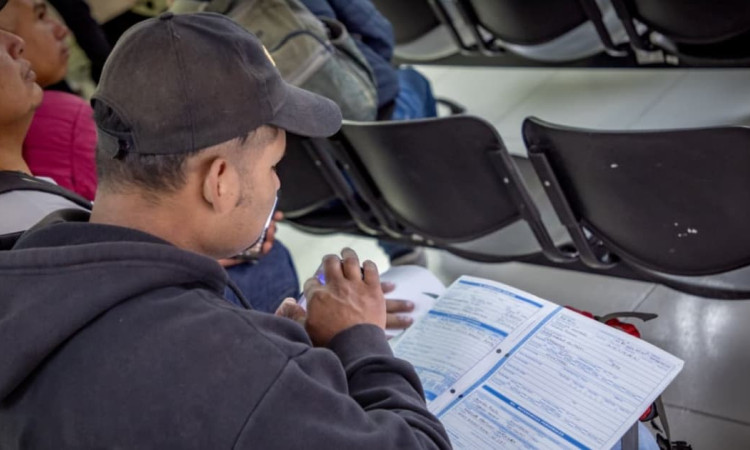 Foto de un hombre en una de las Ferias de Empleo en Bogotá.