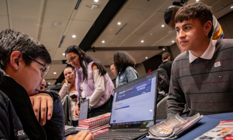 Foto de una feria de empleo en Bogotá.