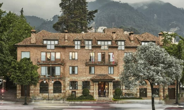 Foto de un hotel en Bogotá y de fondo los Cerros Orientales.