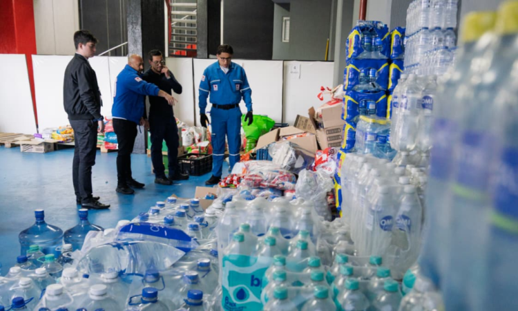 Fot e funcionarios del distrito con donaciones 