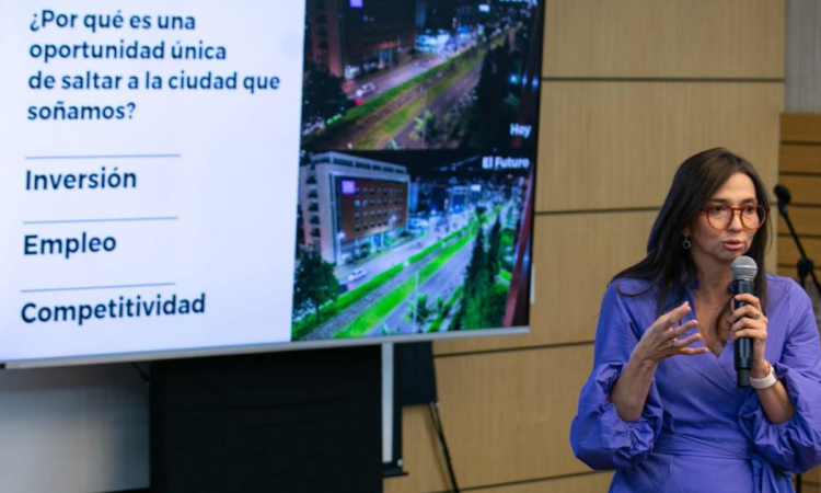 Foto de la secretaria de hacienda en una charla 
