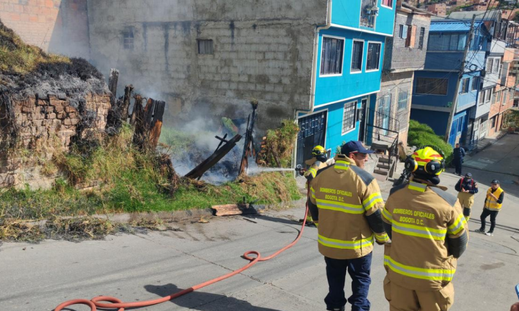Foto de unos bomberos controlando un incendio en la localidad de San Cristóbal en Bogotá.