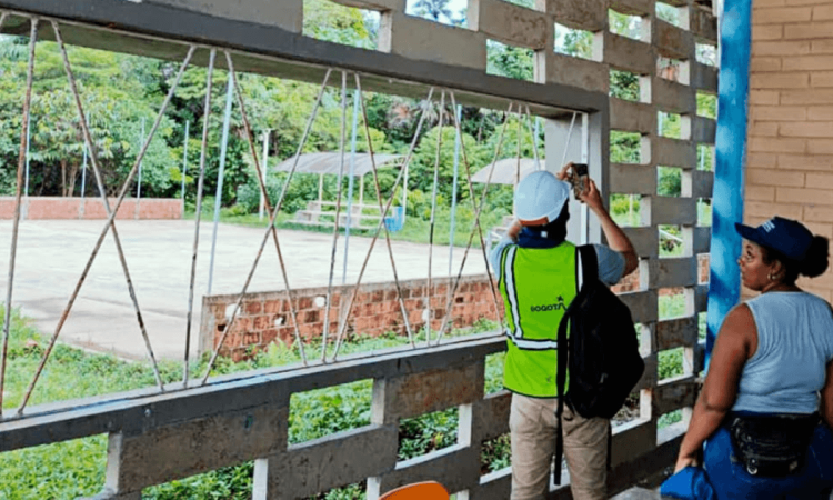 Funcionario del IDIGER con chaleco reflectivo y casco realiza una inspección técnica en una edificación afectada en el departamento del Chocó tras el terremoto del 10 de agosto