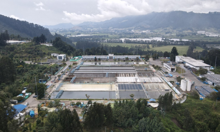 Foto que muestra la planta Tibitoc con árboles y tanques de agua 