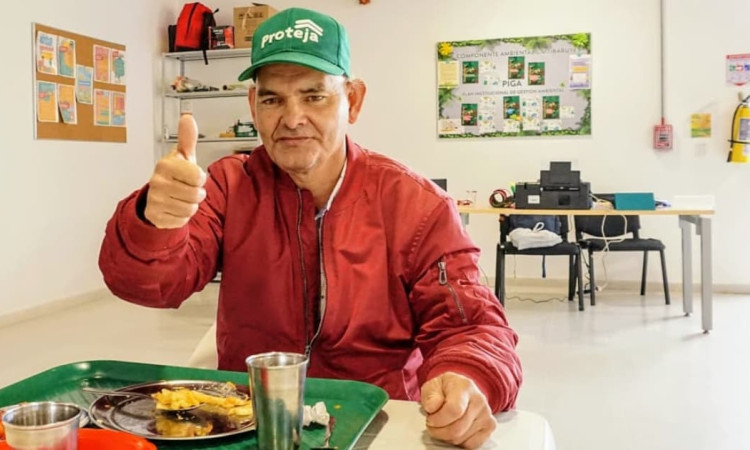 Un adulto recibiendo alimentación en un comedor de Integración Social 