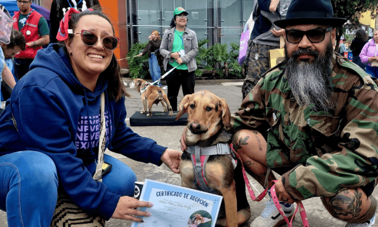 Personas posan junto a un perro adoptado durante una jornada de adopción animal en ExpoPet 2026.