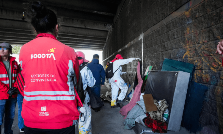 Gestores de convivencia y funcionarios durante intervención en la calle 26. 
