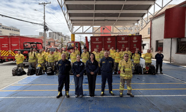 Directora del Cuerpo de Bomberos de Bogotá y el equipo especializado que se desplazará a Tolima.