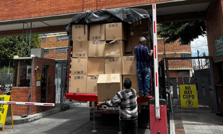 Camión con cajas con medicamentos e insumos médicos