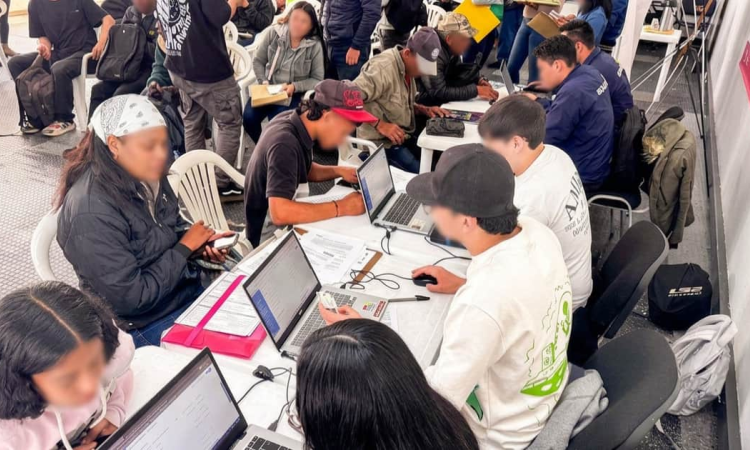 fotografía de punto de asesoría del Distrito a poblaciones víctima del conflicto