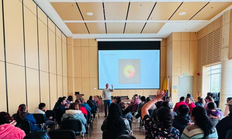 Emprendedores reunidos en un auditorio 