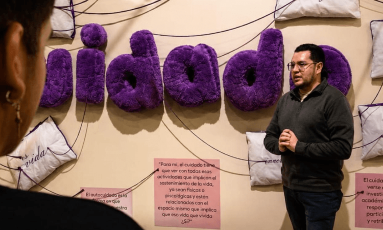 Hombre hablando durante taller sobre masculinidades.