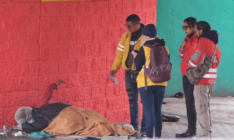 Foto que muestra a funcionarios de la Secretaría Distrital de Integración Social dialogando con un ciudadano habitante de calle para ofrecerle ayudas por parte de la entidad.