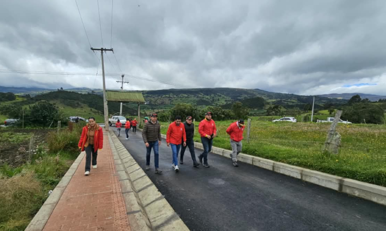 Foto de la entrega de una vía en Ciudad Bolívar 