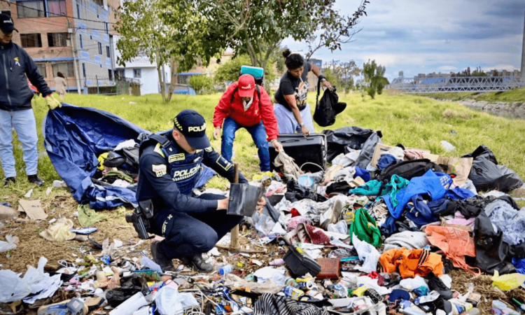 Funcionarios de las entidades recoguiendo basura de un sector del río Fucha, en Kennedy.