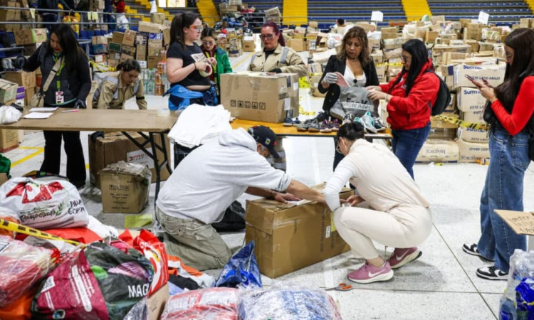 Personas clasificando ayudas humanitarias en el Palacio de los Deportes