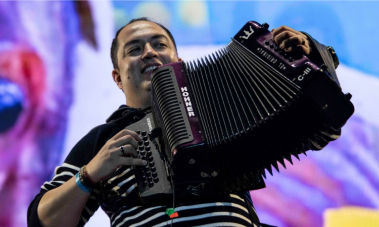 Imagen de un hombre tocando acordeón en Festival Vallenato al Parque.