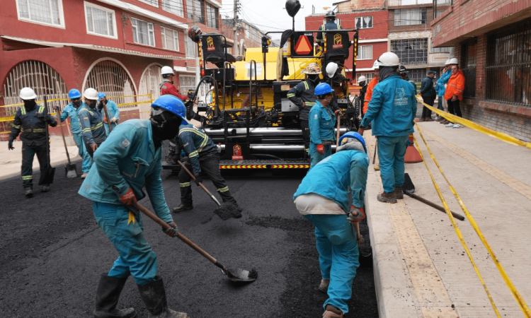 Foto que muestra trabajadores del Acueducto de Bogotá trabajando en una calle