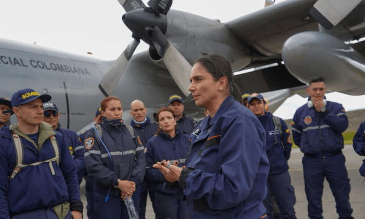 Parte de la delegación de Bomberos enviados a Pereira.