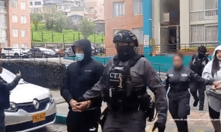 Hombre capturado, junto a un unifromado del CTI de la Fiscalía.