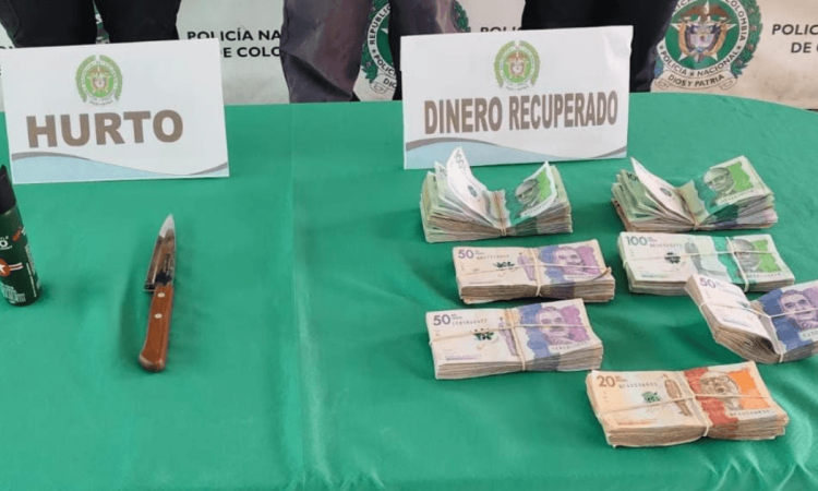 Gas pimienta y cuchillo utilizado para el hurto, junto al dinero recuperado por la Policía.