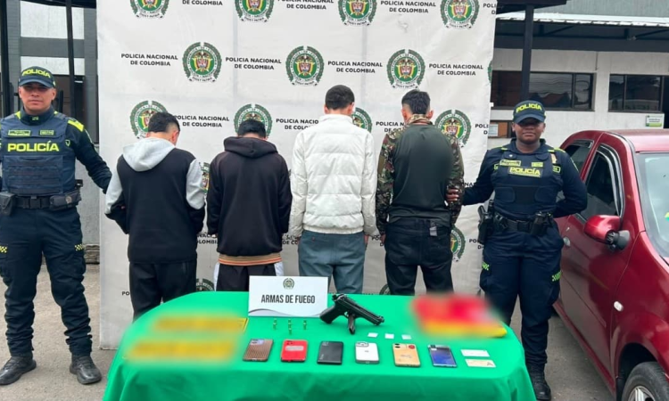 Foto de cuatro capturados en Fontibón junto a policías