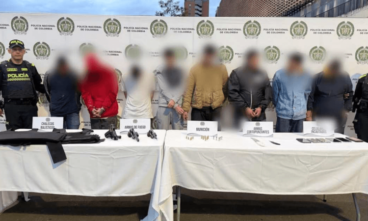 Foto que muestra ocho capturados y dos policías 