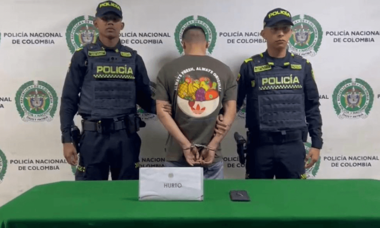 Hombre capturado en medio de dos policías
