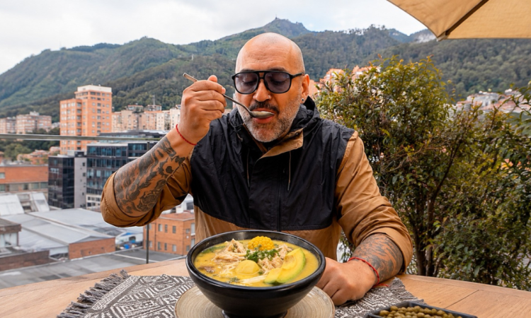 Imagen de un hombre tomando una sopa típica colombiana 'Ajiaco'