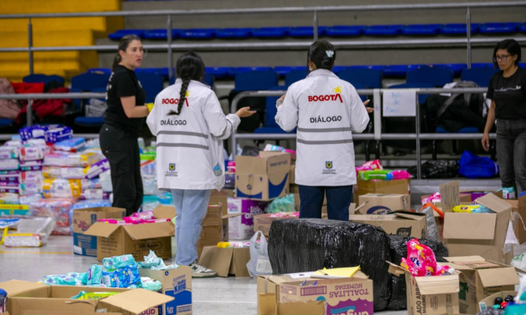 Foto que muestra personas organizando alimentos e insumos