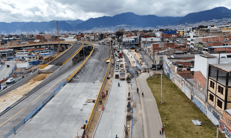 Foto que muestra un puente en obra y vehículos andando por la vía 