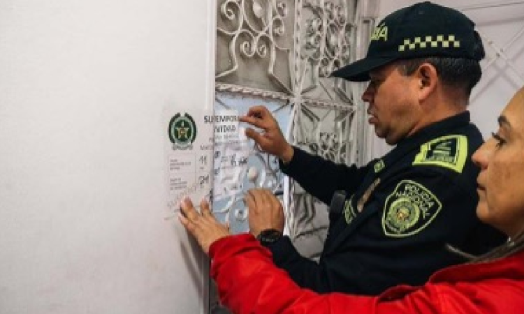 Policía y autoridades sellando un establecimiento estético en el barrio Venecia, al sur de Bogotá.