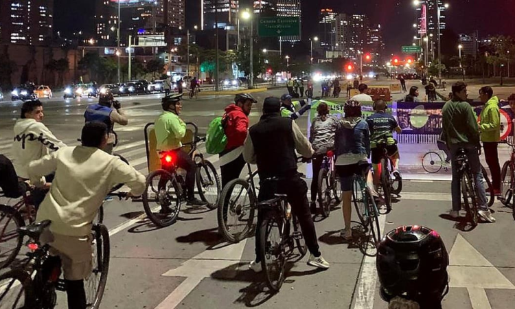 Foto de la Ciclovía Nocturna en Bogotá