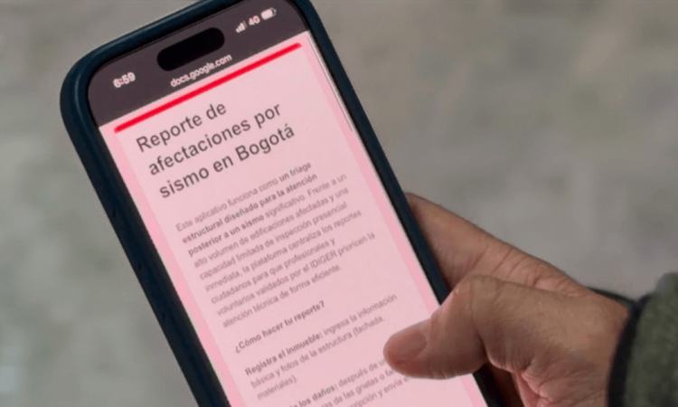 teléfono móvil que muestra el formulario digital “Reporte de afectaciones por sismo en Bogotá”, utilizado para registrar daños en edificaciones tras un movimiento sísmico.
