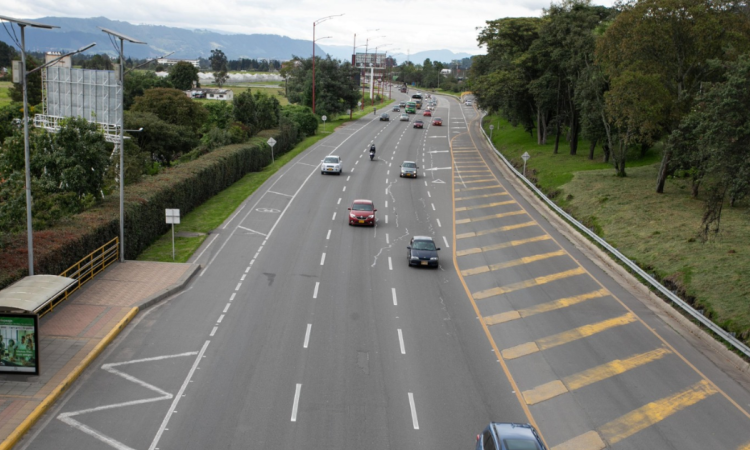 Foto que muestra vehículos circulando por las calles de Bogotá