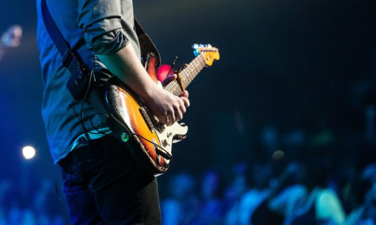 Imagen de persona tocando guitarra en primer plano 